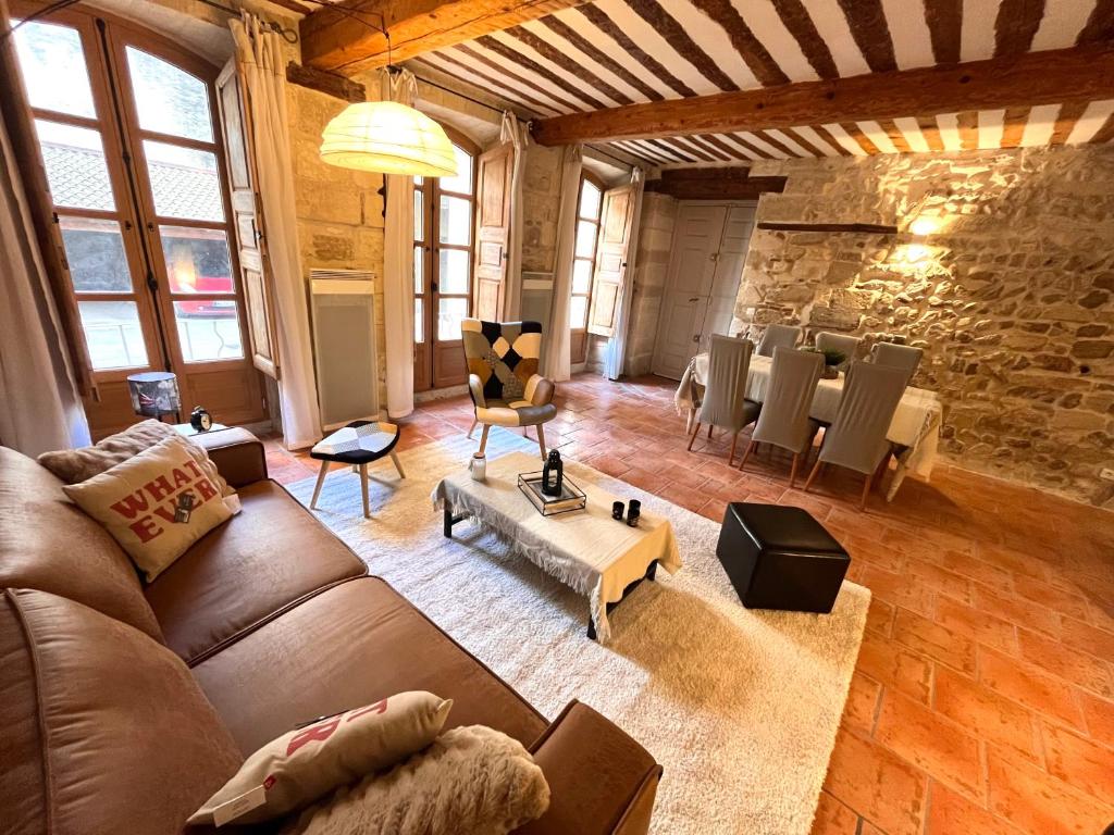 un salon avec un canapé et une table dans l'établissement Magnifique appartement 70m2 proche du palais des papes, à Avignon