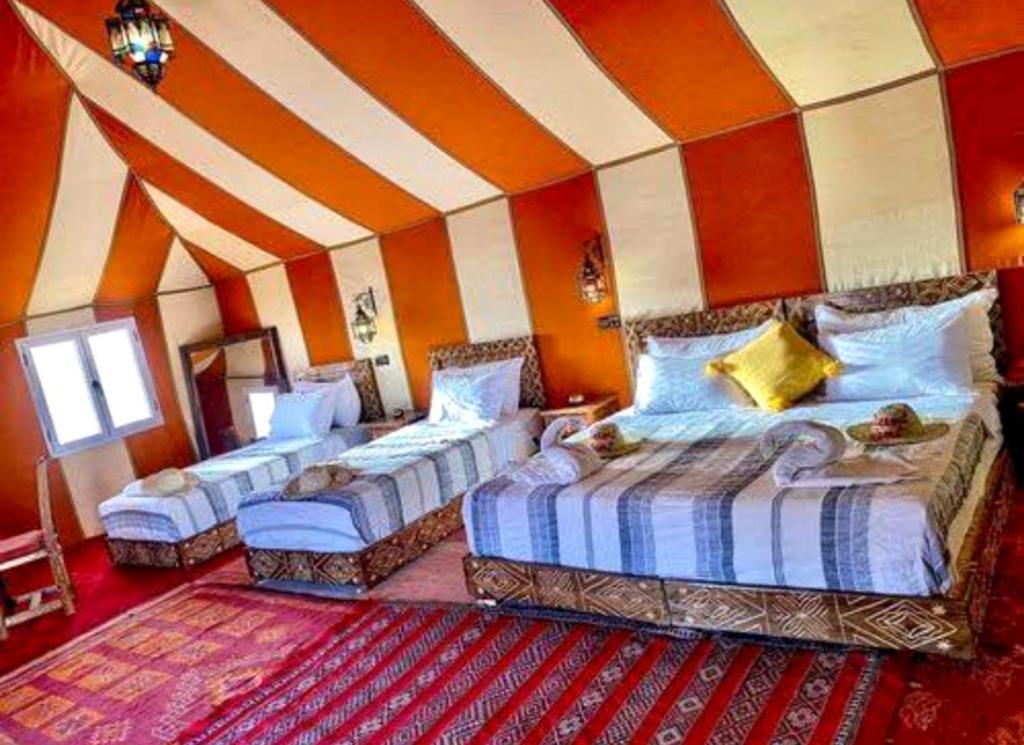 Postel nebo postele na pokoji v ubytování Luxury Bedouin Camp