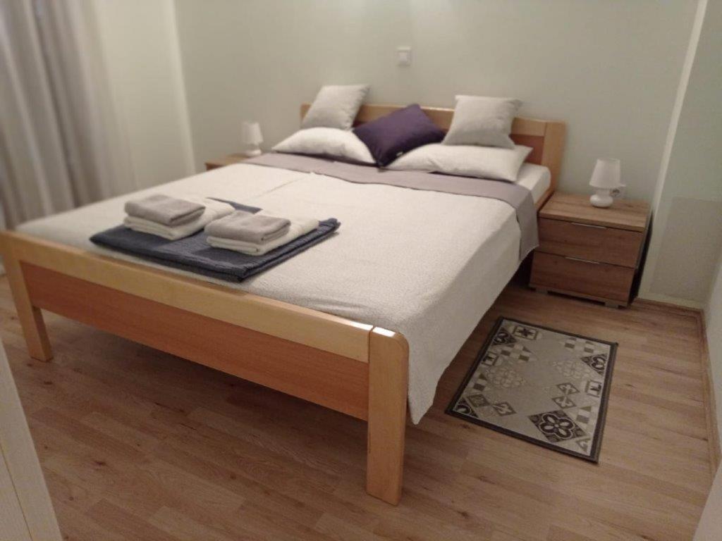 um quarto com uma cama com toalhas em Apartment Rosemary em Vinkuran