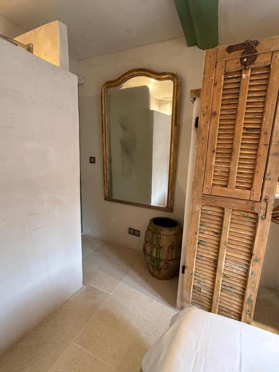 Appartement Lumineux Avignon Intra-muros au calmeにあるベッド
