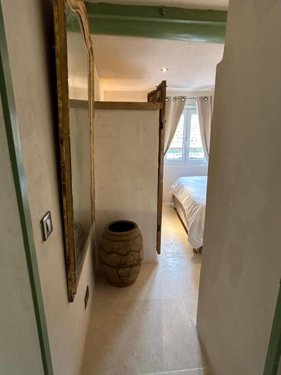 Appartement Lumineux Avignon Intra-muros au calmeにあるベッド