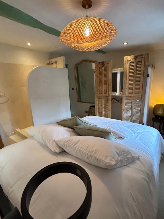 Appartement Lumineux Avignon Intra-muros au calmeにあるベッド