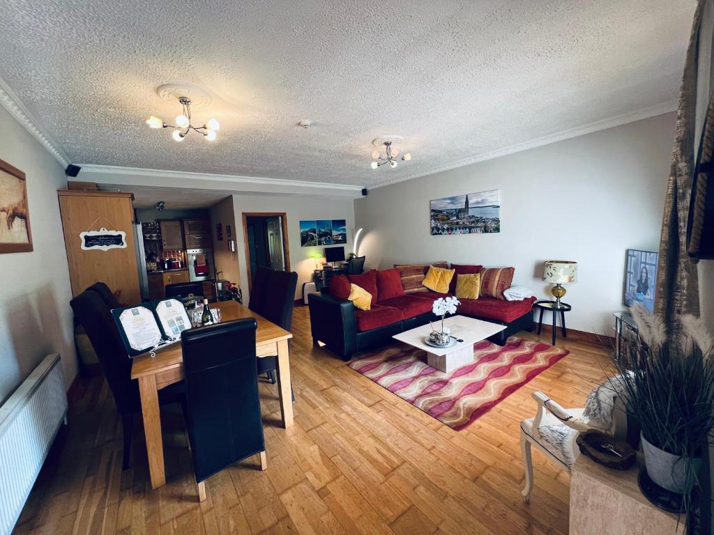 科克Fernway Residence entire property的带沙发和桌子的客厅