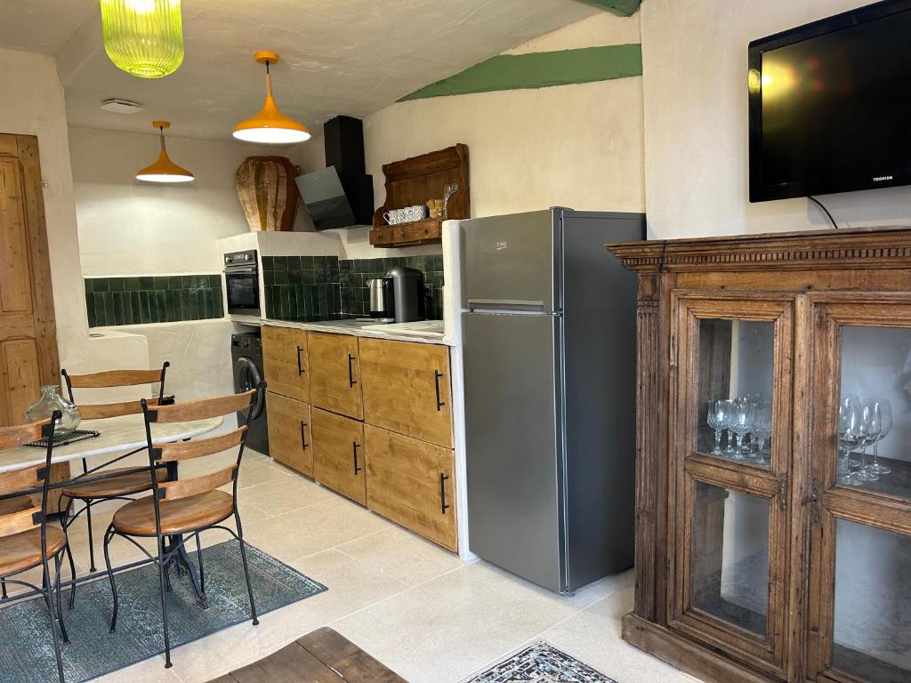 Appartement Lumineux Avignon Intra-muros au calmeにあるキッチンまたは簡易キッチン