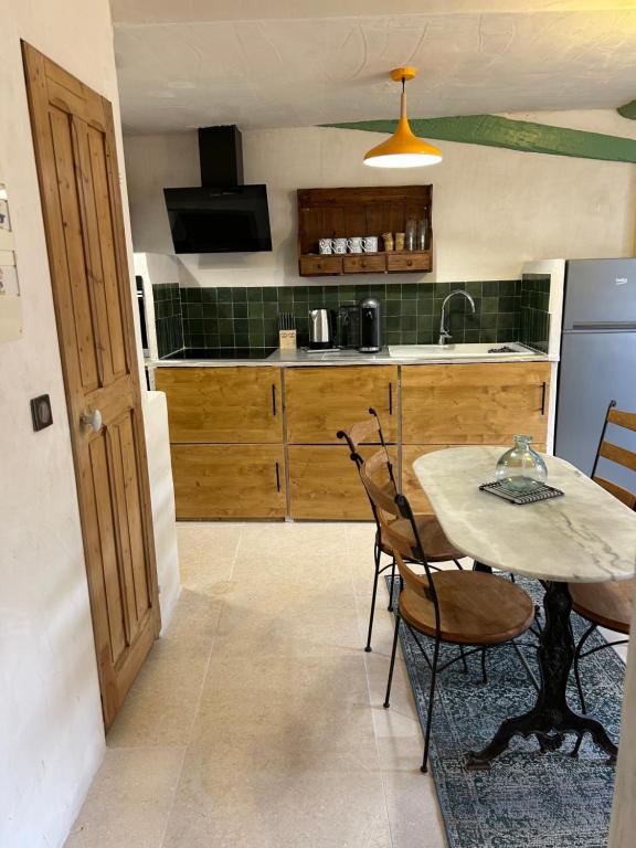 Appartement Lumineux Avignon Intra-muros au calmeにあるキッチンまたは簡易キッチン