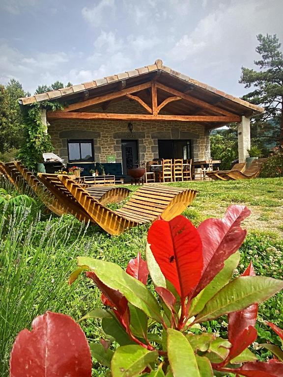 une maison en pierre avec un porche et un patio dans l'établissement Gite l'Or des Cévennes, à Saint-André-Capcèze