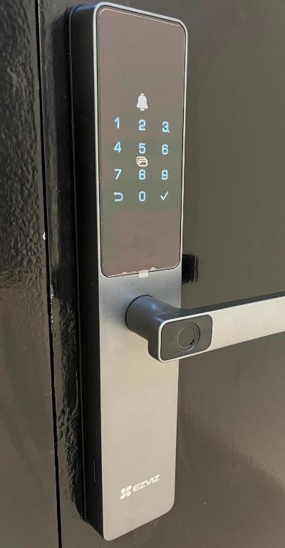 a remote control sticking out of a door at شقق السابعة السكنية in Buraydah