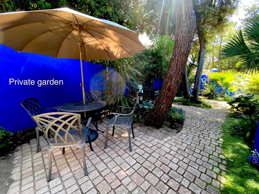 Zahrada ubytování Studio with beautiful private garden on the forest in Domino