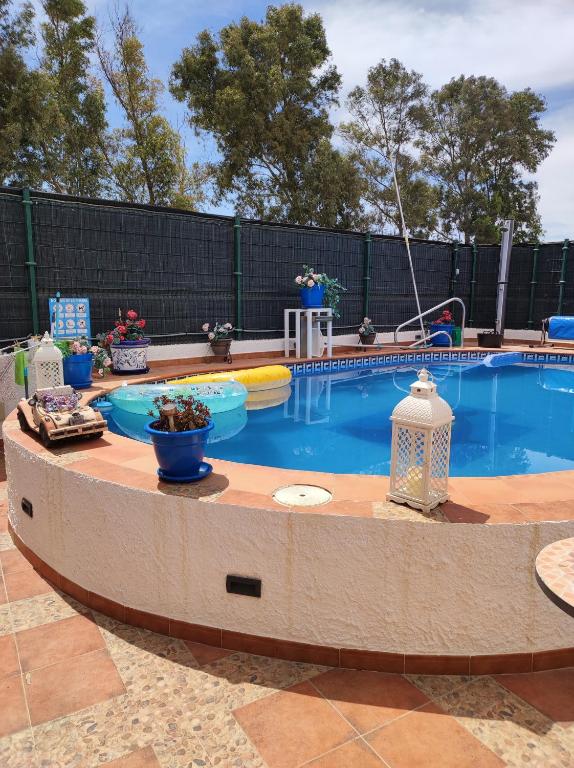 a large swimming pool with aitatingfficientfficientfficientfficientfficientfficientfficient at Villa stamalmar in Villaricos