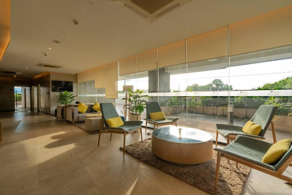 Posezení v ubytování Aeon Towers Apartments I Next to Abreeza Ayala Malls I Prime Location l Fast Wifi l Free Pool I Managed by Bleuspace
