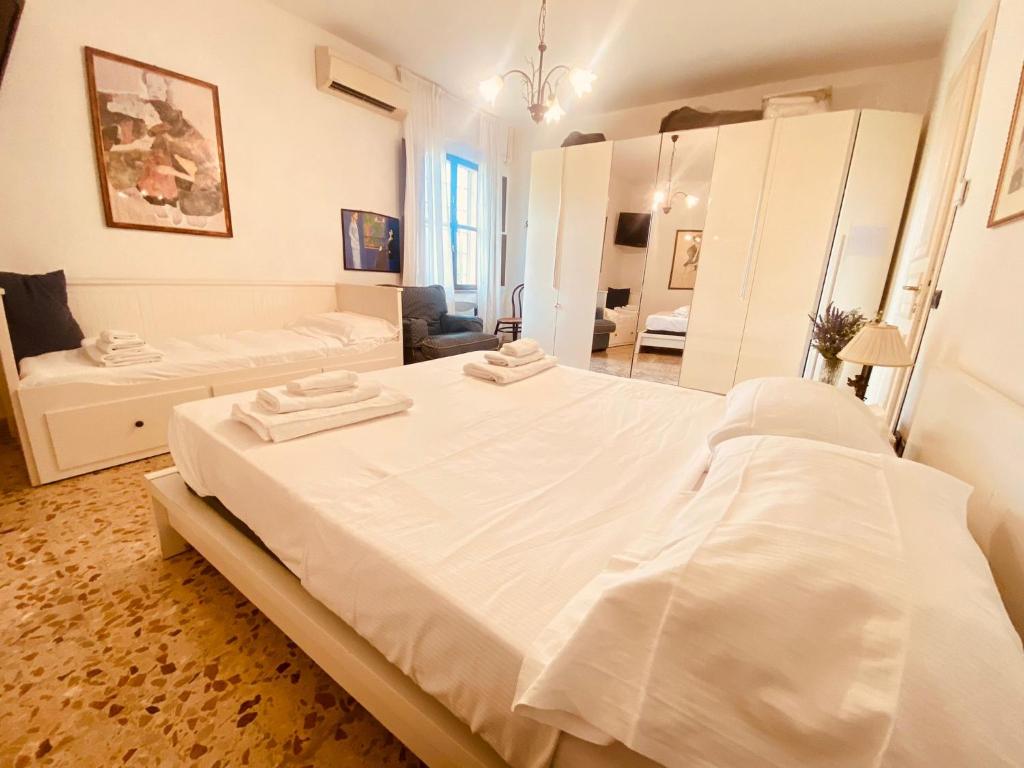 Postel nebo postele na pokoji v ubytování Splendida villa con piscina