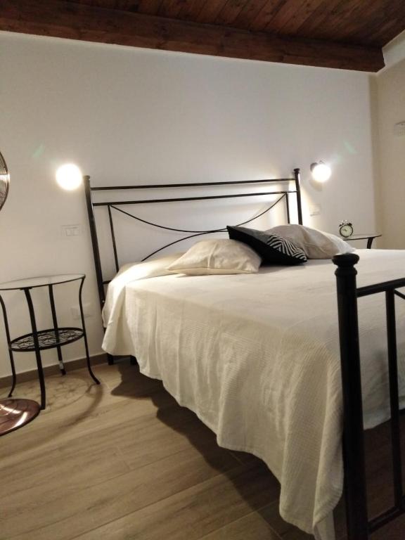 Un pat sau paturi într-o cameră la Casa Su Mulinu Ezzu