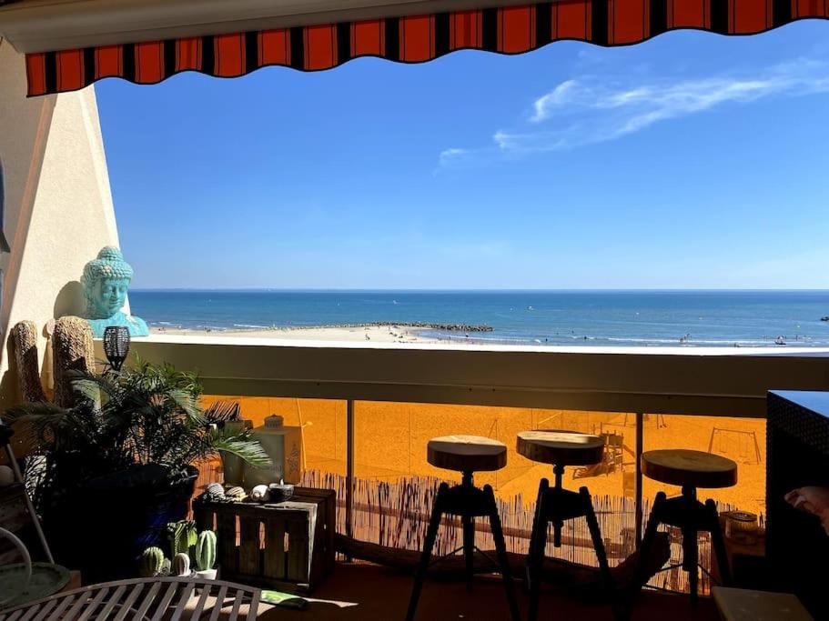- un balcon avec tabourets offrant une vue sur la plage dans l'établissement VU MER et ETANG appartement traversant, à Palavas-les-Flots