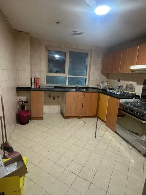 A cozinha ou kitchenette de The Ajman Best Furnished Room