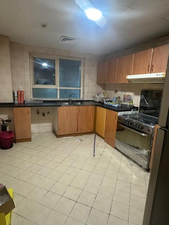A cozinha ou kitchenette de The Ajman Best Furnished Room