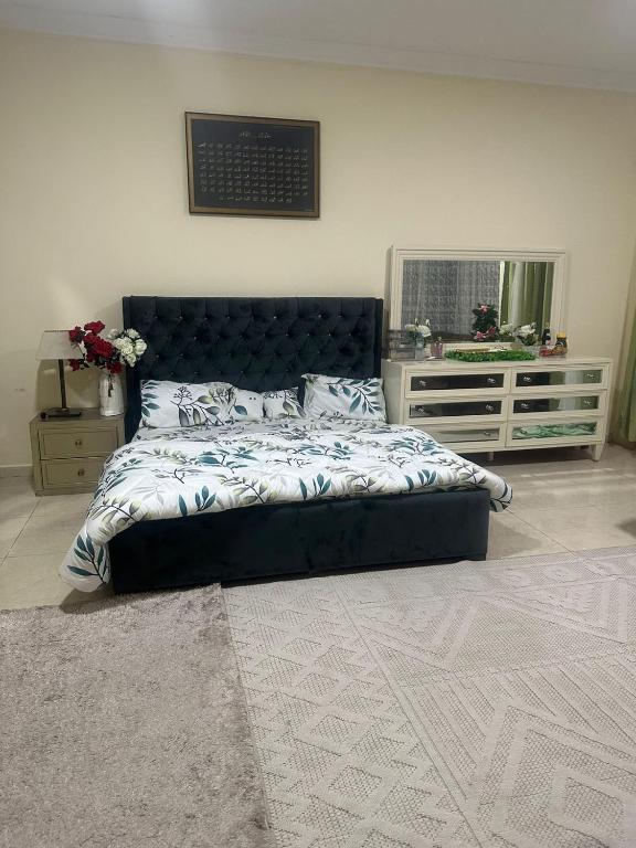 um quarto com uma cama grande e um espelho em The Ajman Best Furnished Room em Ajman