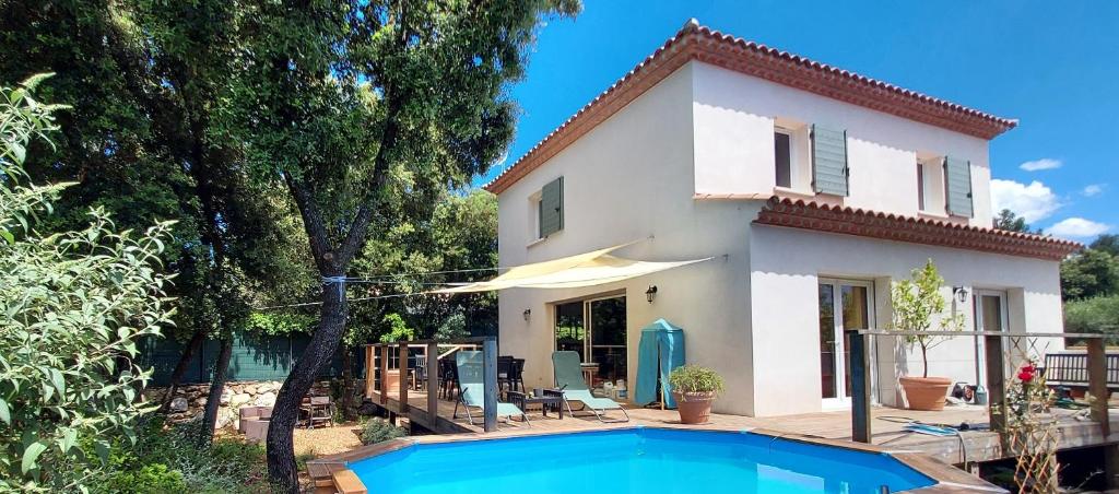 une villa avec piscine devant une maison dans l'établissement Villa Garrigue - piscine, parking, maison entière, à Beaulieu