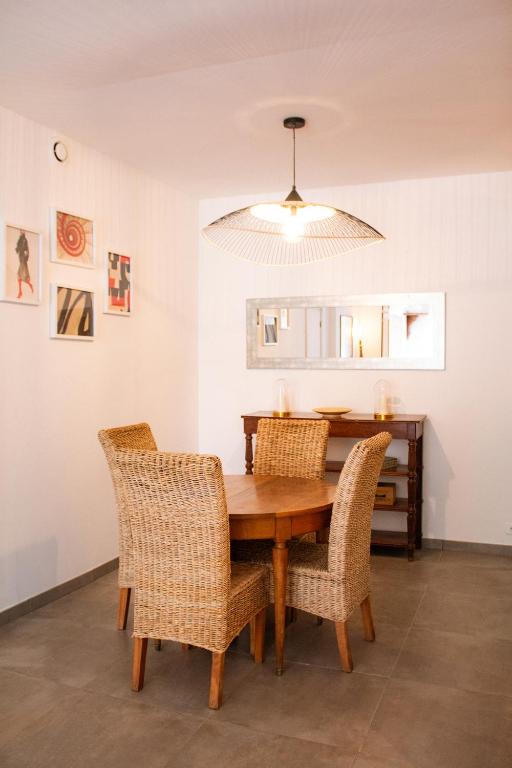 une salle à manger avec une table et des chaises en bois dans l'établissement Grand Studio - Proche Gare, à Cassis