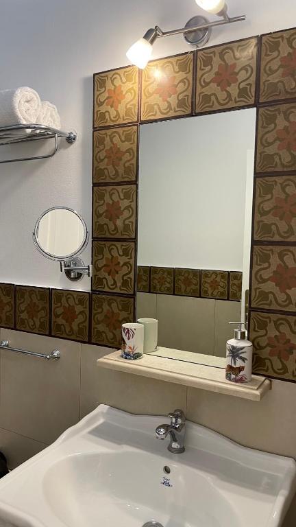 A bathroom at DonnaFrancaFlorio