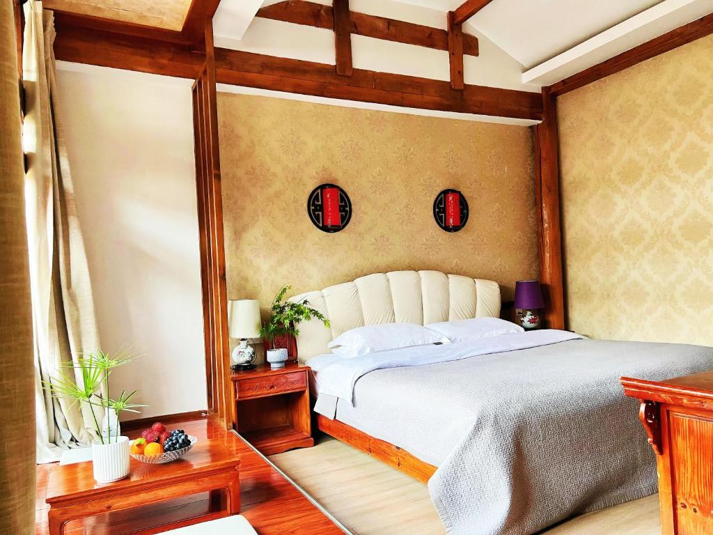 a bedroom with a large white bed in a room at 原乡文苑客栈 in Lijiang