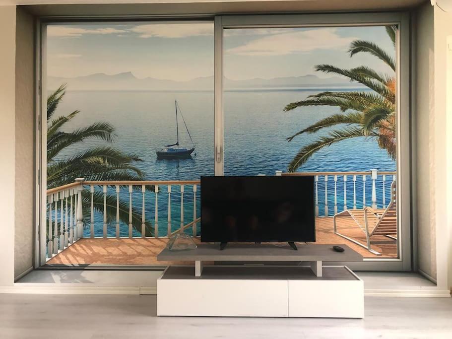 Μια τηλεόραση ή/και κέντρο ψυχαγωγίας στο Coastal apartment in Uniluoto