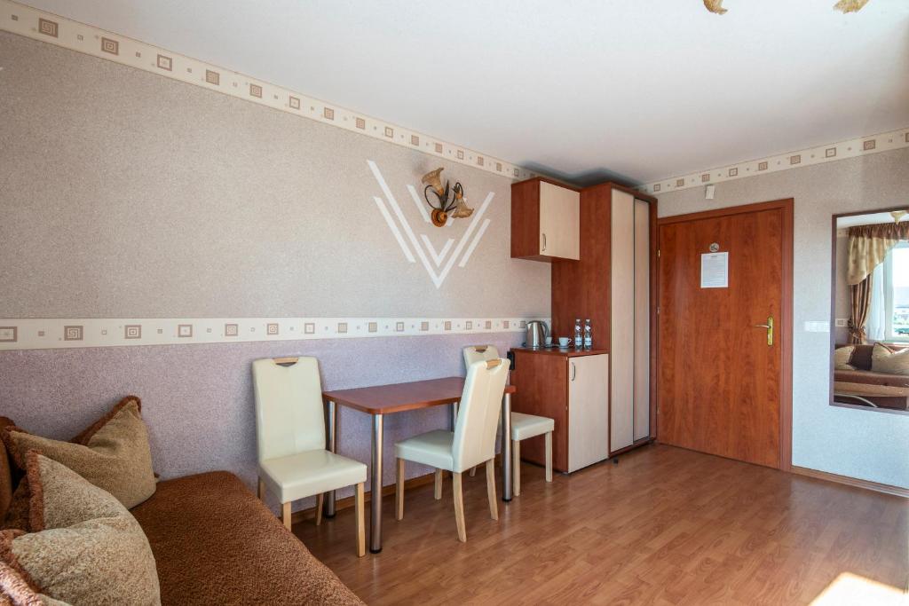 Posedenie v ubytovaní VILLA DORA - CENTRUM, BASEN, Plac zabaw, Parking