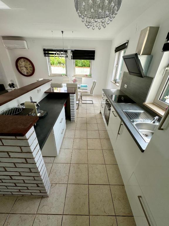Kuchyň nebo kuchyňský kout v ubytování Enna Apartment A Meerblick perfect location