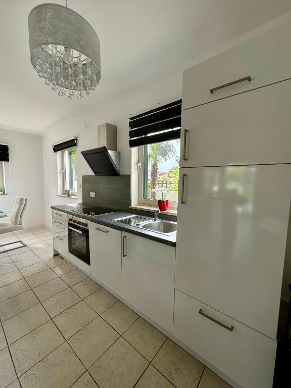 Kuchyň nebo kuchyňský kout v ubytování Enna Apartment A Meerblick perfect location