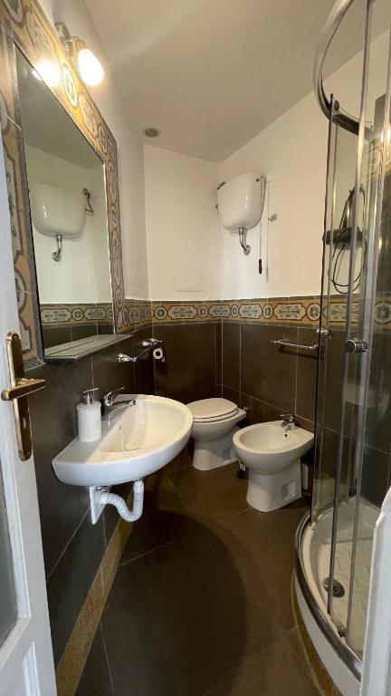 A bathroom at DonnaFrancaFlorio