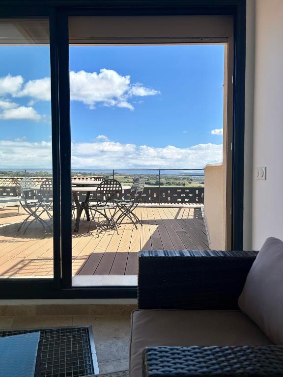 Cette chambre avec fenêtre offre une vue sur le patio. dans l'établissement Le Petit Prieuré, à Châteauneuf-du-Pape