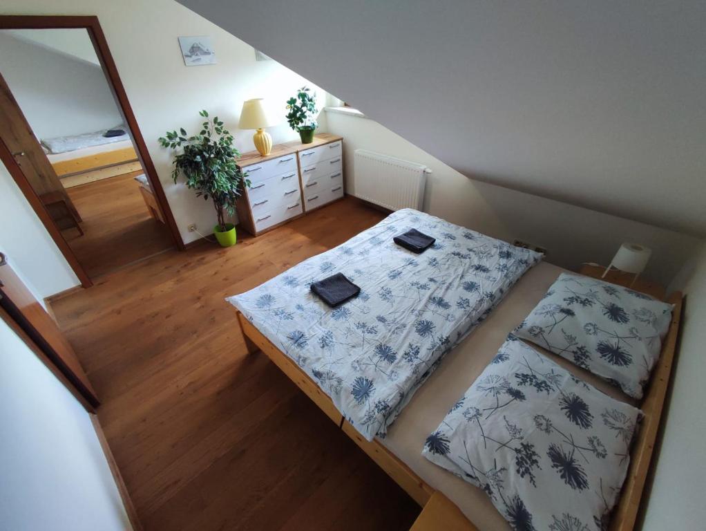 Postel nebo postele na pokoji v ubytování Apartmán Pivoňka