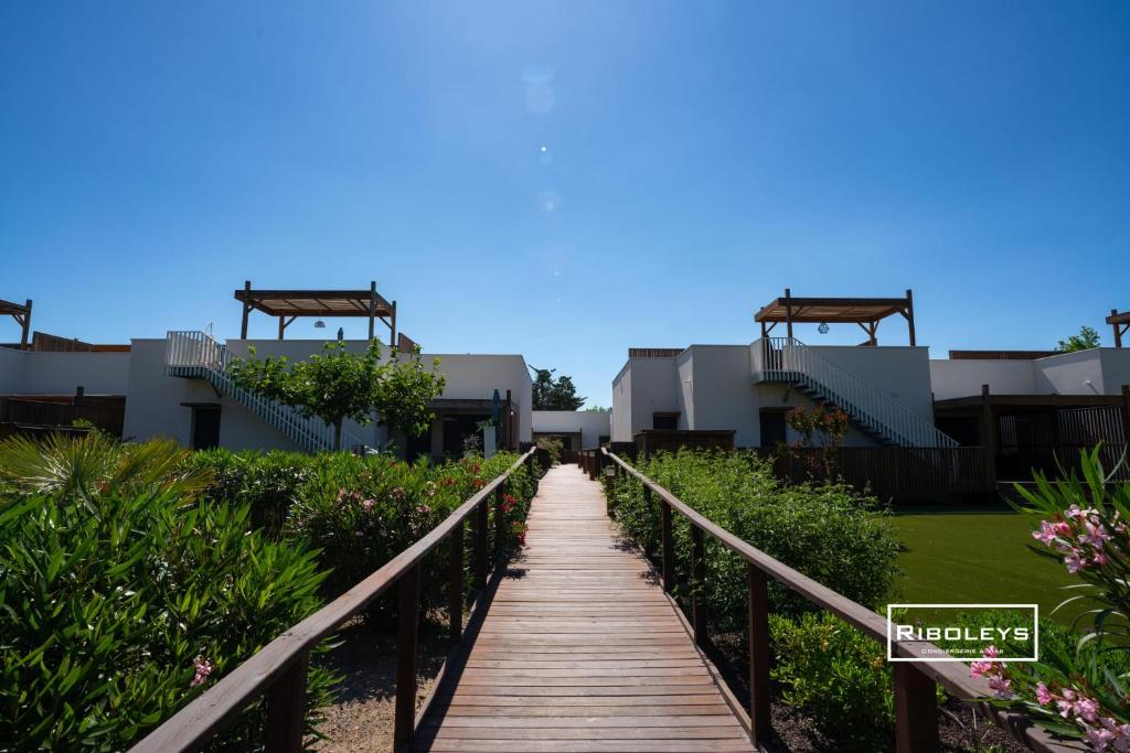 Fotografia z galérie ubytovania Villa T3 climatisée en résidence avec piscine v destinácii Vias