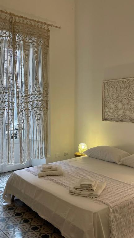 A bed or beds in a room at DonnaFrancaFlorio