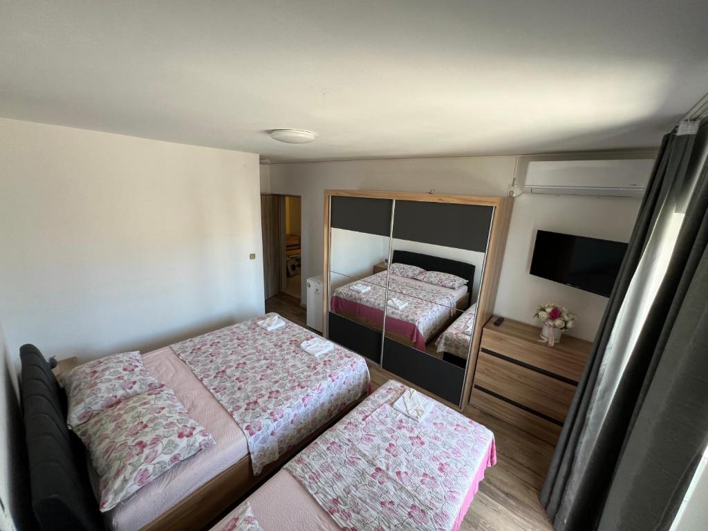 Postel nebo postele na pokoji v ubytování Apartmani Nika