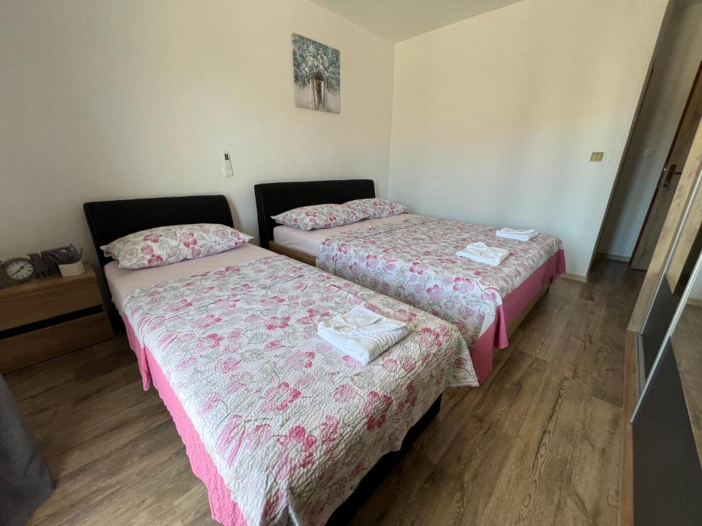 Postel nebo postele na pokoji v ubytování Apartmani Nika