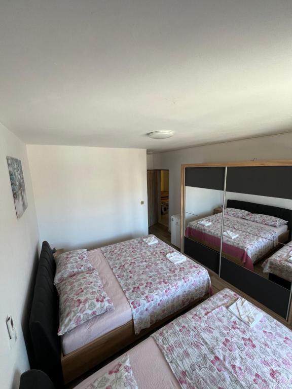 Postel nebo postele na pokoji v ubytování Apartmani Nika