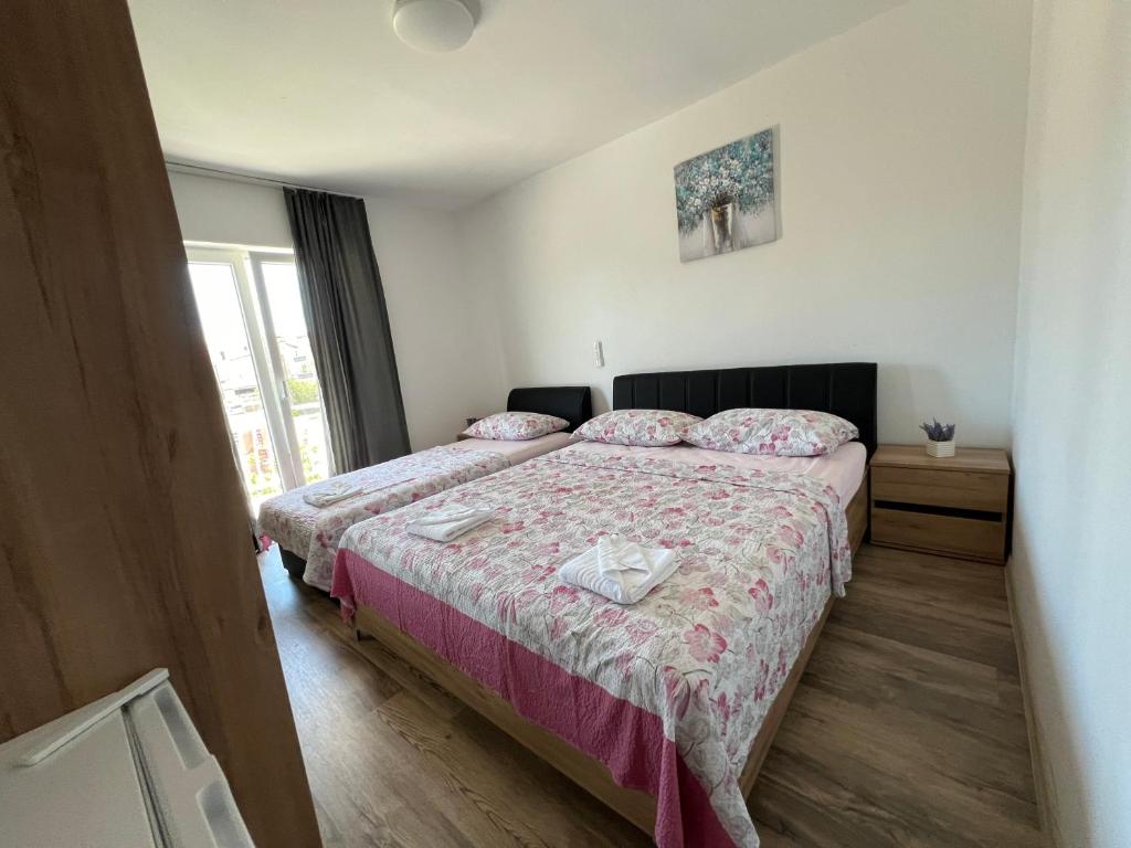 Postel nebo postele na pokoji v ubytování Apartmani Nika