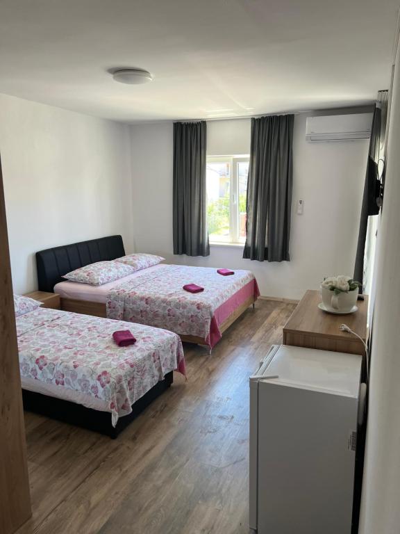 Postel nebo postele na pokoji v ubytování Apartmani Nika