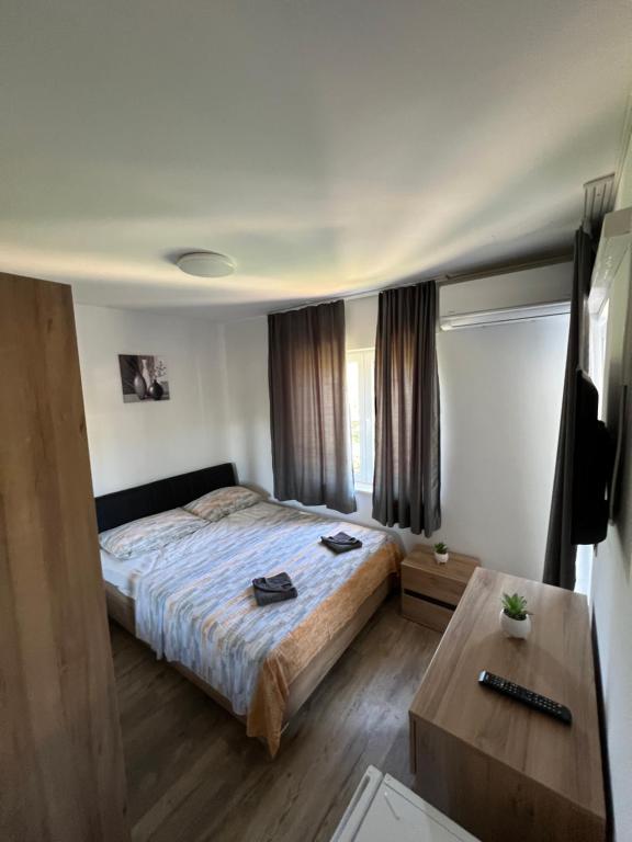 Postel nebo postele na pokoji v ubytování Apartmani Nika