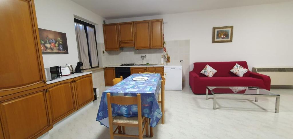 A kitchen or kitchenette at La lepre nella Luna