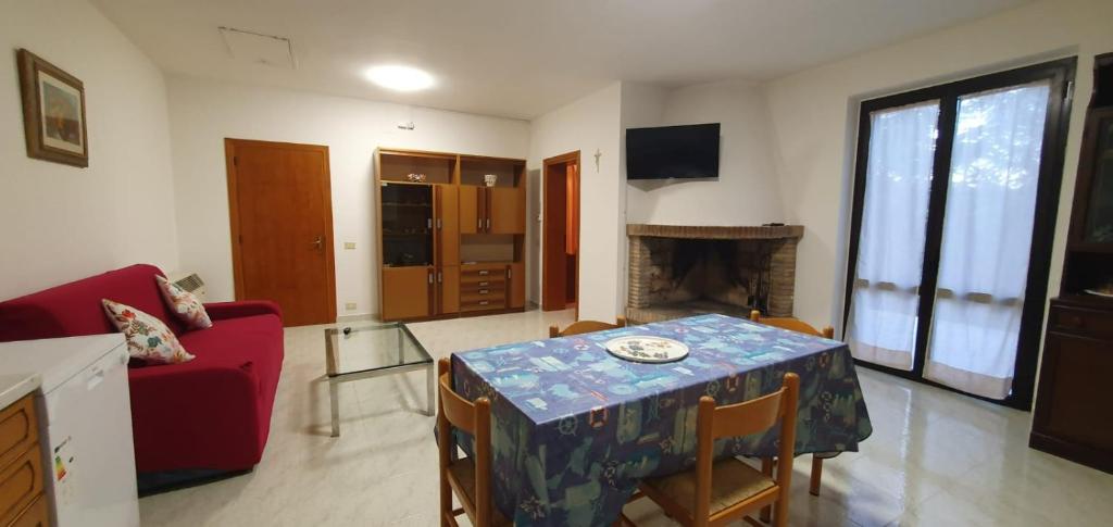 A seating area at La lepre nella Luna