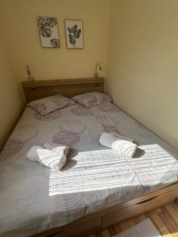 Posteľ alebo postele v izbe v ubytovaní Apartmani Dora i Kati