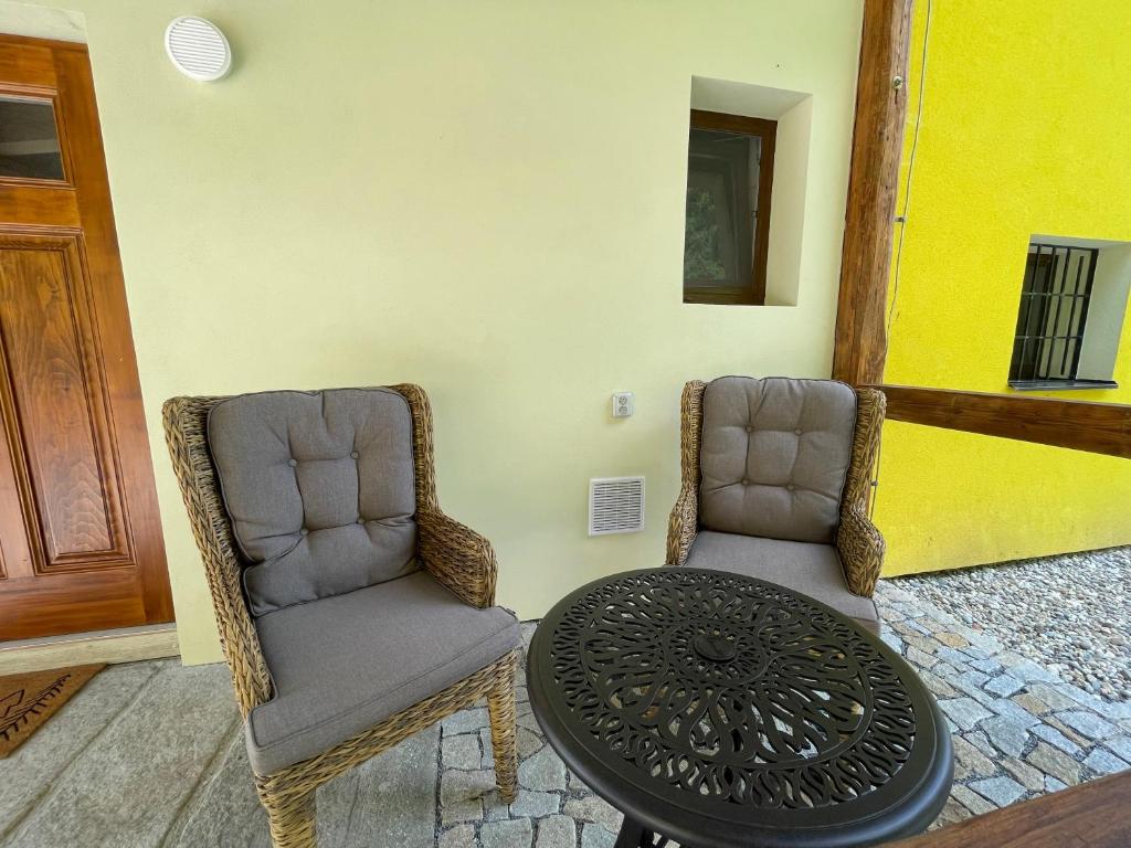 Posezení v ubytování Apartmány HÁJOVNA Lipno