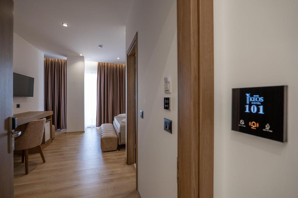 TV a/nebo společenská místnost v ubytování Keos Hotel