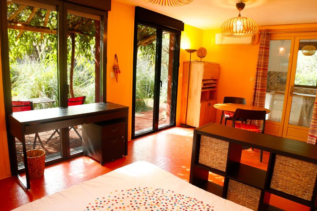 Il comprend un salon avec un bureau et une salle à manger. dans l'établissement Studio Orange Oasis, à Salasc