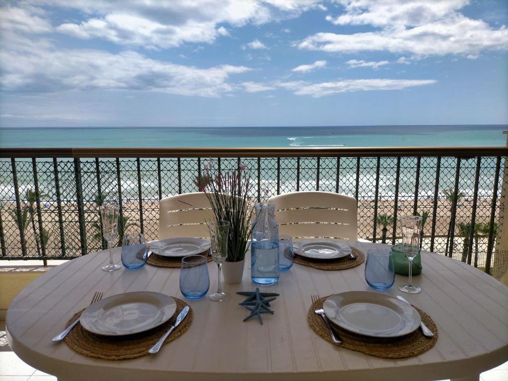 Apartamento primera linea con piscina y parking.