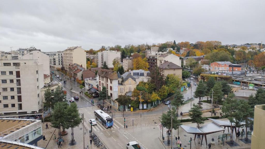 une vue sur une ville avec une rue dans l'établissement Appartement 3P Centre Bourg La Reine face à la Gare REB B - Paris à 10mn, à Bourg-la-Reine