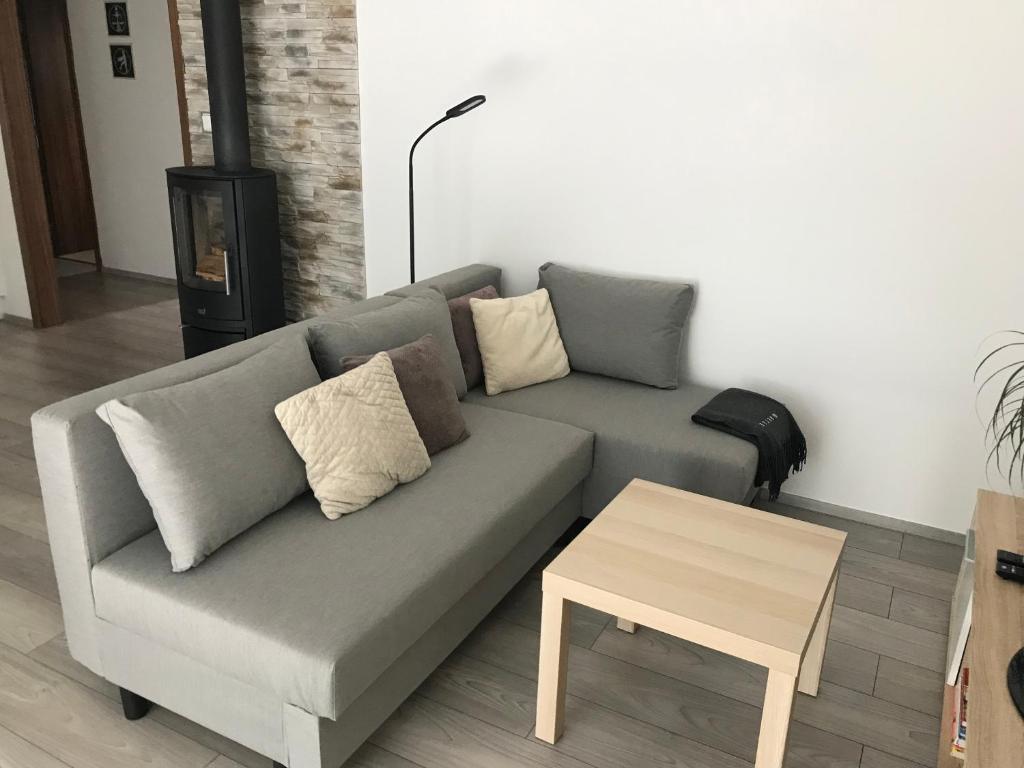 Posezení v ubytování Příjemný apartmán Křoví v rodinném domku se sdíleným bazénem, terasou a zahradou