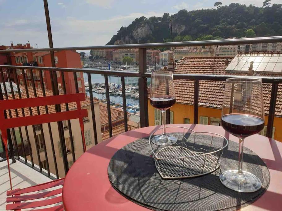 - deux verres de vin assis sur une table sur un balcon dans l'établissement Balcony last floor harbour Nice parking on demand, à Nice
