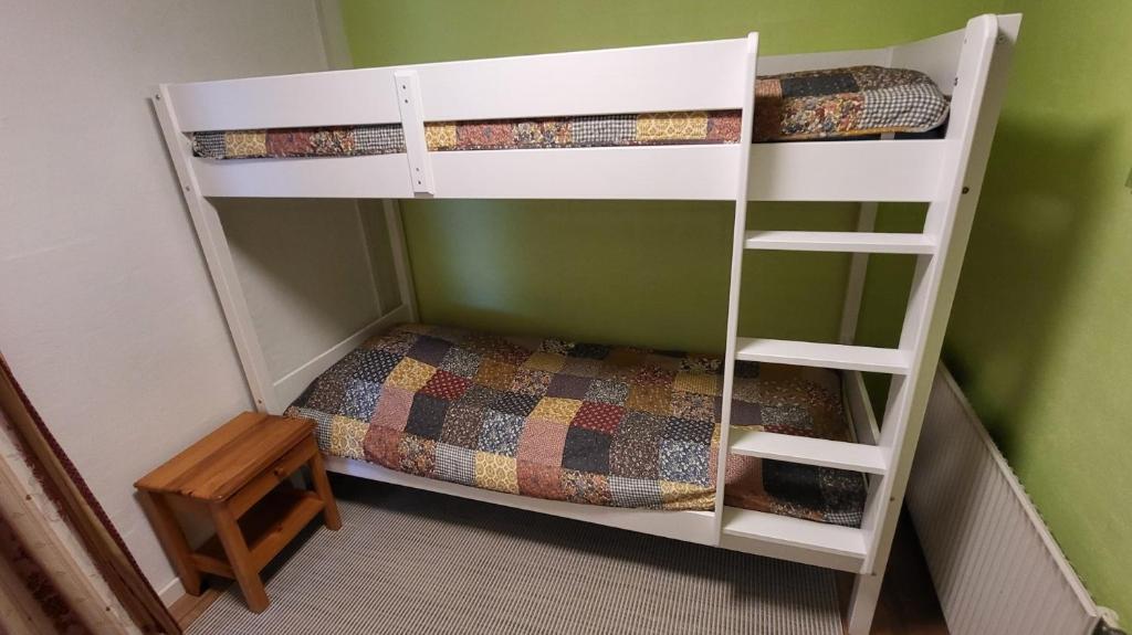 Palanda nebo palandy na pokoji v ubytování Gadegaard Apartment